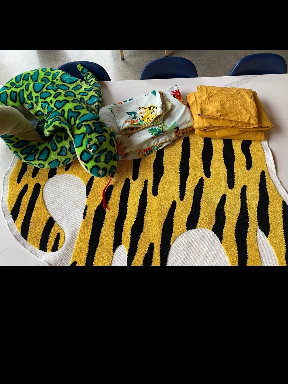 Jungle-themed children's bedroom set